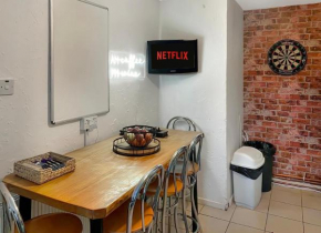 Living Large 5BR Home - Parking - Ideal for Groups